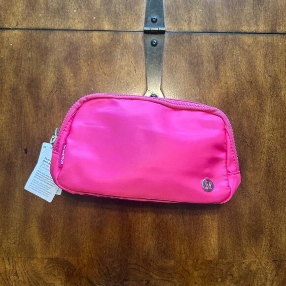 Lululemon Everywhere Belt Bag – Hot Pink -  New With Tags - Picture 1 of 4
